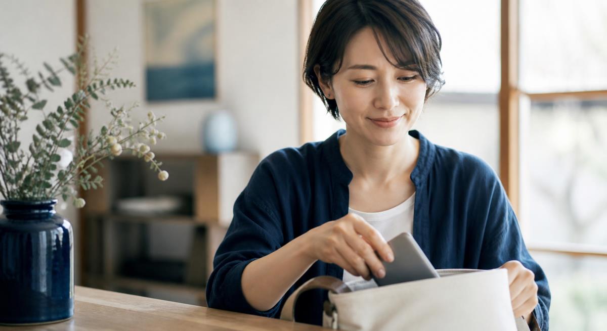LINEの会話を終わらせたくないように見えるについて静かに考える30代の日本人女性