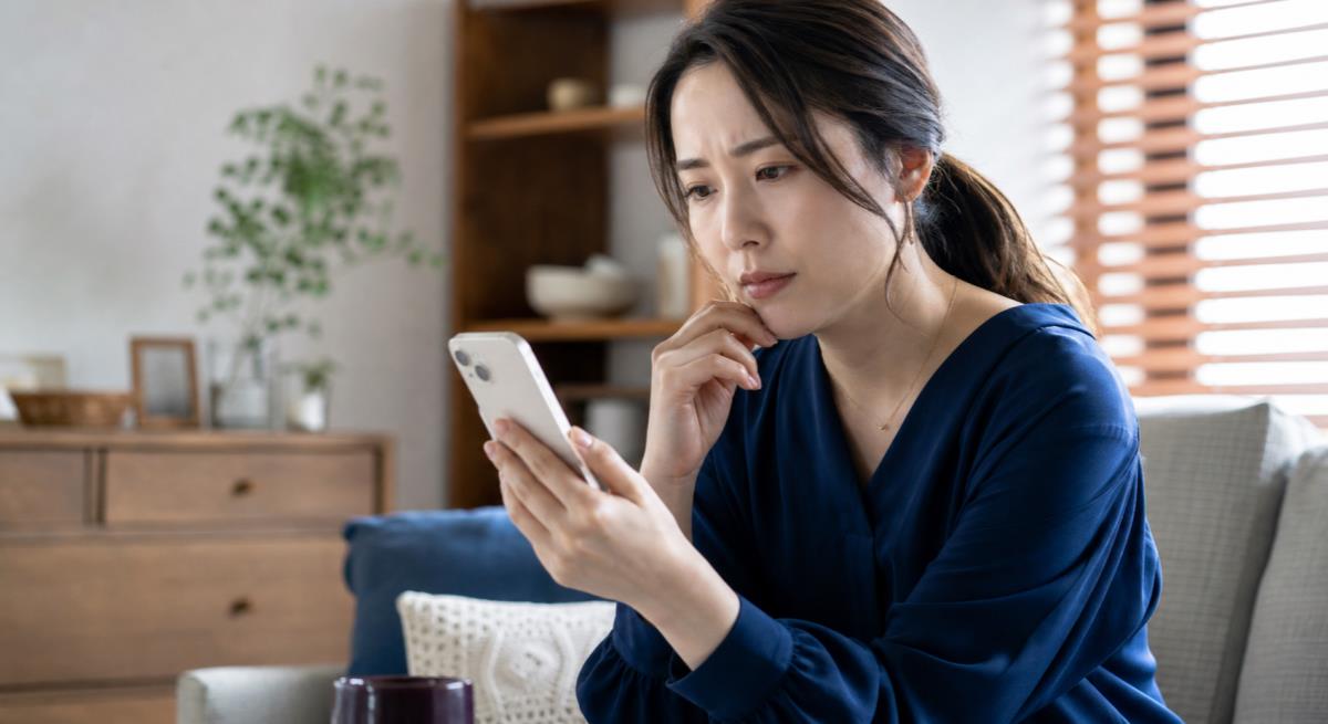 同意していない性的な写真を送られたについて静かに考える30代の日本人女性