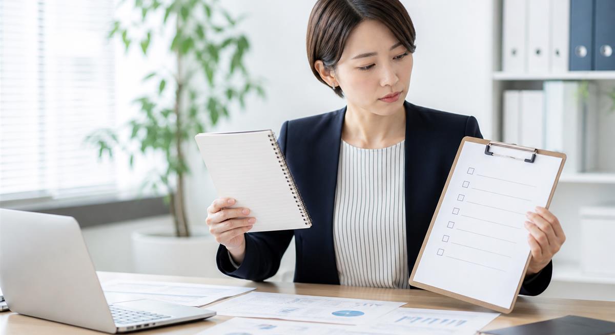 評価資料と客観的な基準を確認する女性