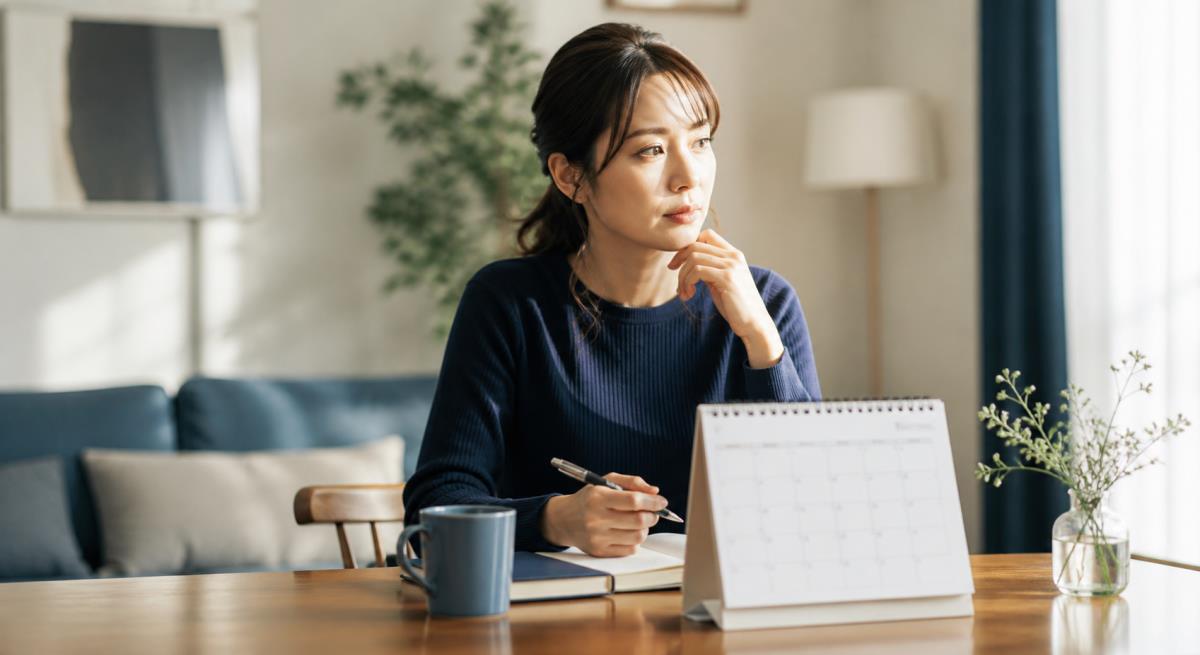 将来の話をはぐらかすについて静かに考える30代の日本人女性