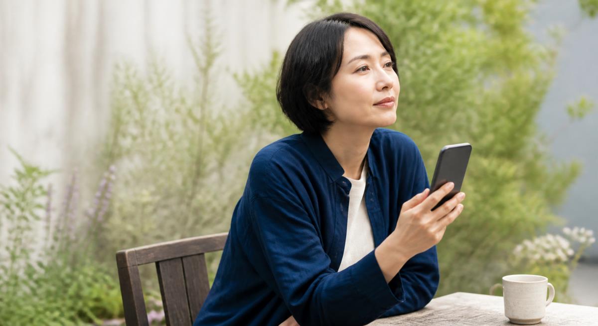 同意していない性的な写真を送られたについて静かに考える30代の日本人女性