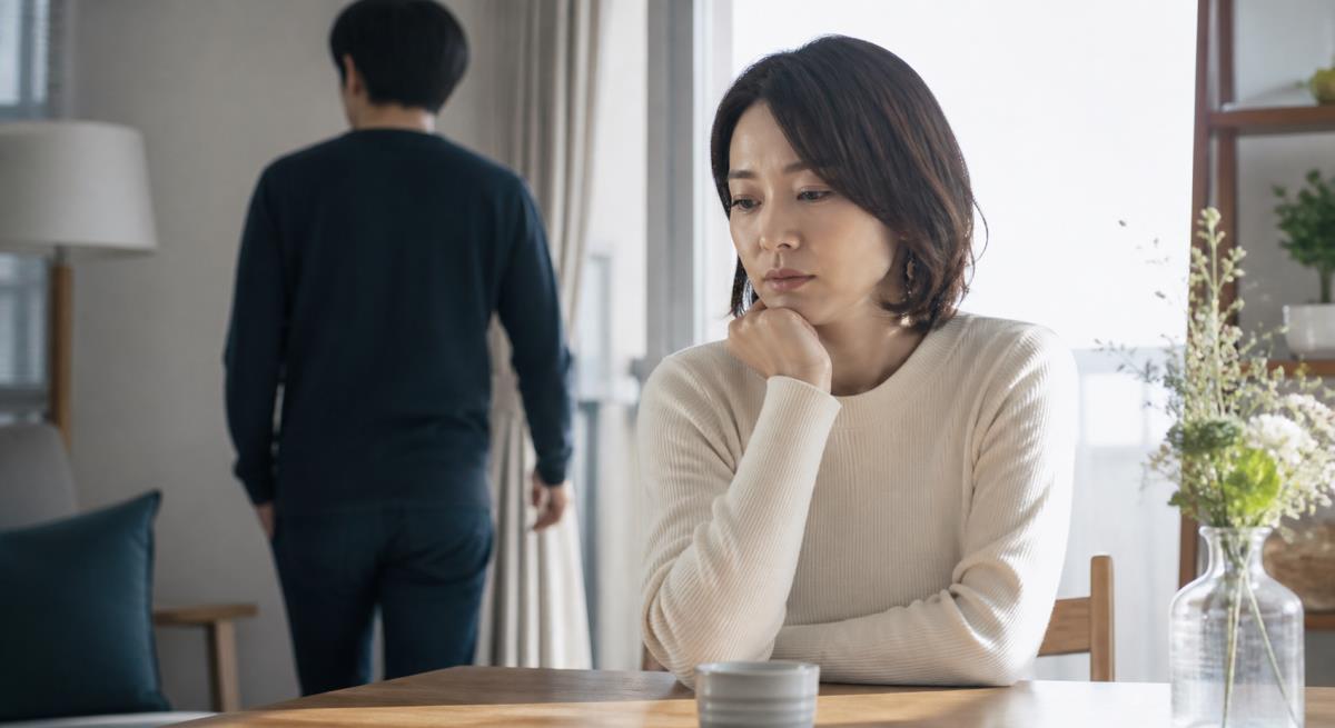 体の関係後に男性が距離を置くについて静かに考える30代の日本人女性