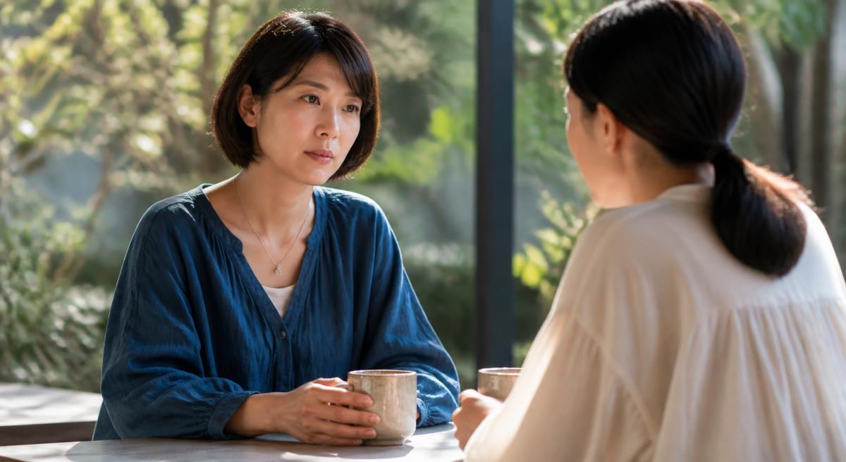 同意していない性的な写真を送られたについて静かに考える30代の日本人女性