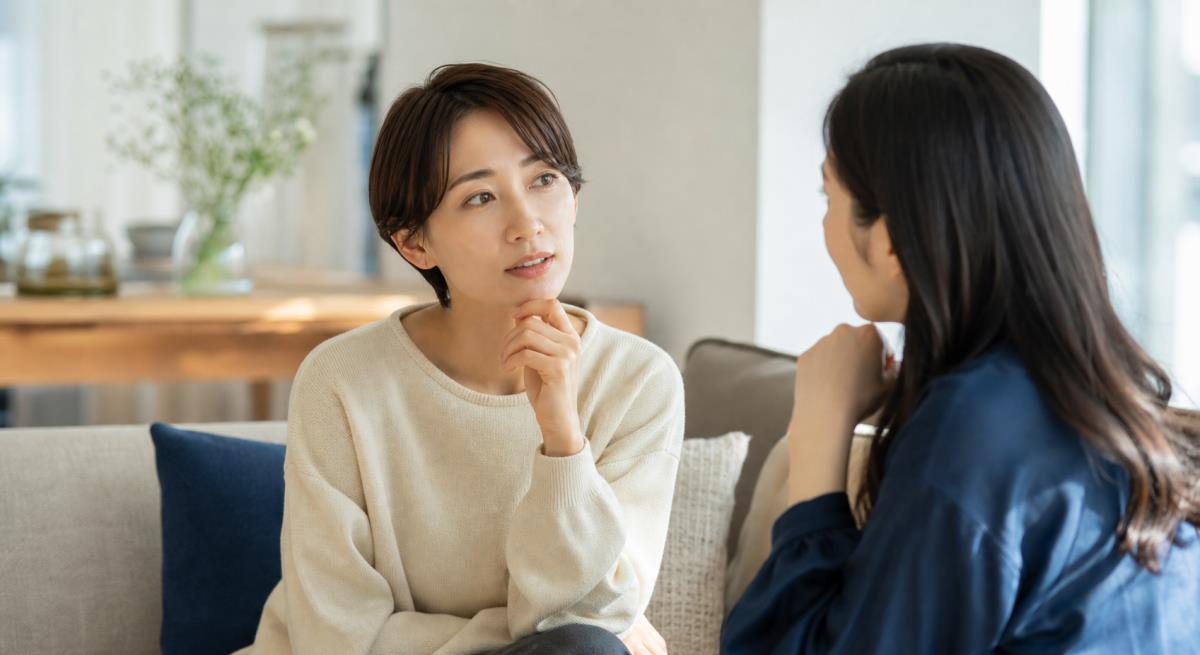 体の関係後に男性が距離を置くについて静かに考える30代の日本人女性