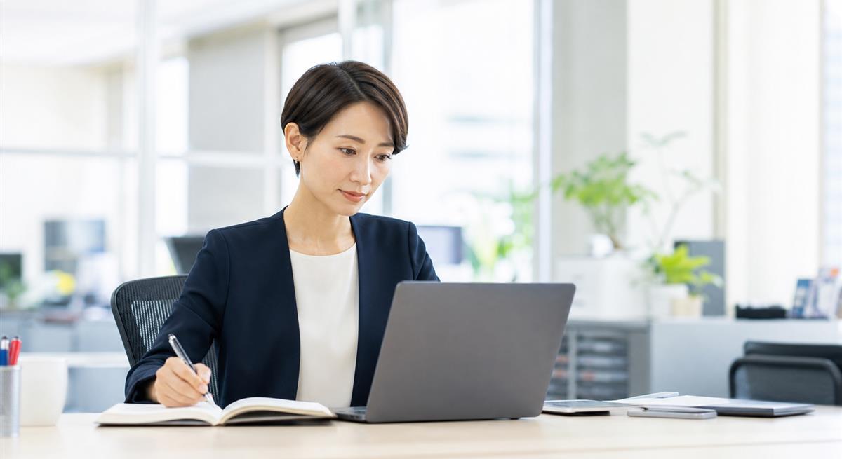 公式な業務環境で仕事を進める女性