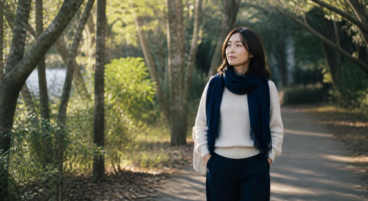 未来が見えないまま待つか迷うについて静かに考える30代の日本人女性