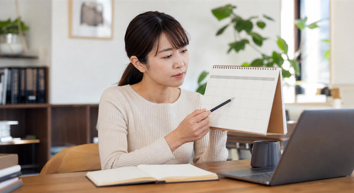 カレンダーで約束を確認する女性