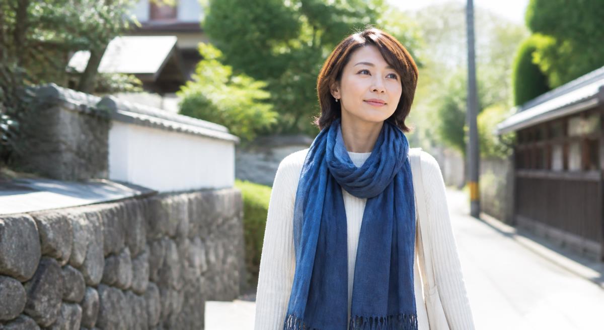 将来の話をはぐらかすについて静かに考える30代の日本人女性