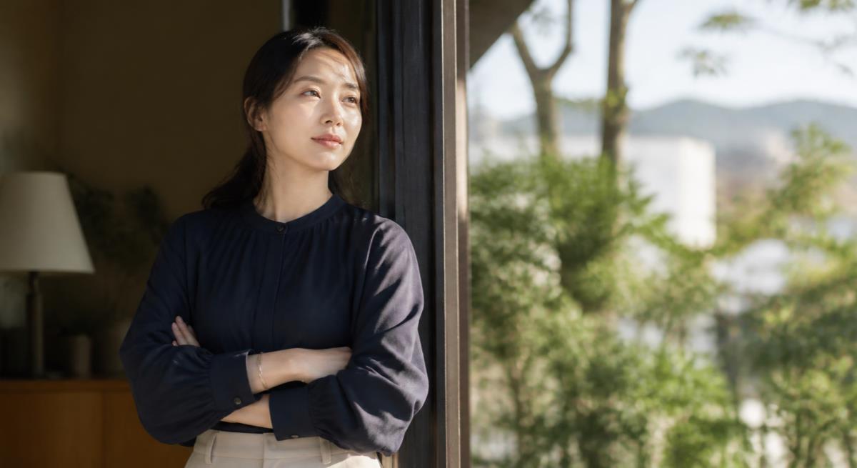未来が見えないまま待つか迷うについて静かに考える30代の日本人女性