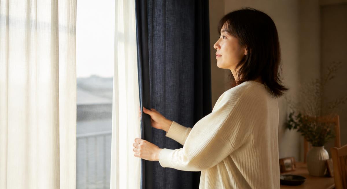 将来の話をはぐらかすについて静かに考える30代の日本人女性