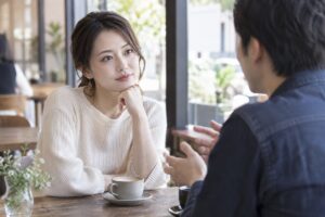 男性の言葉について考える女性