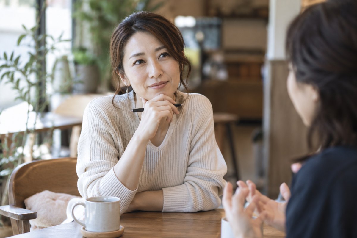 男性の言葉について考える女性