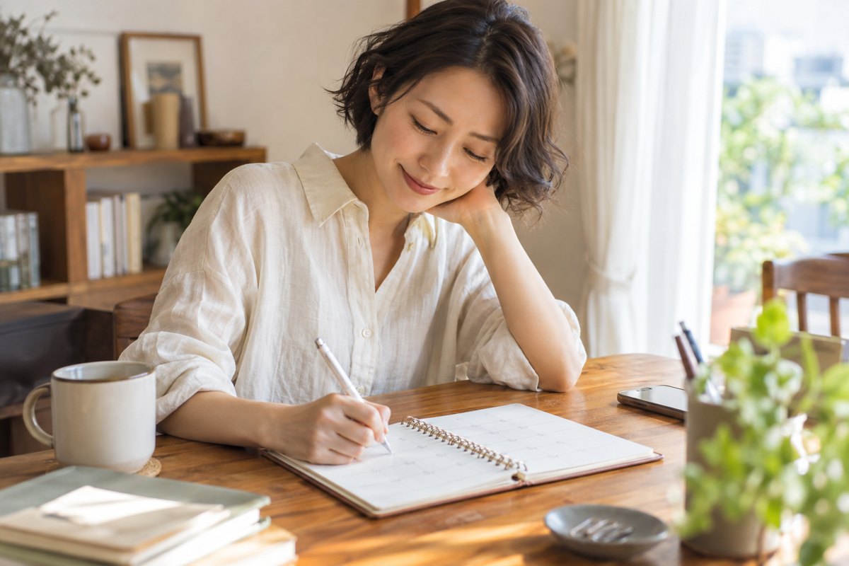 自分の週の予定を立てる女性