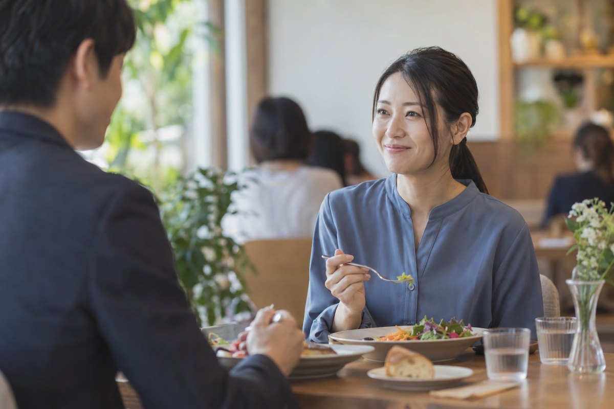 友人として男性と食事する女性