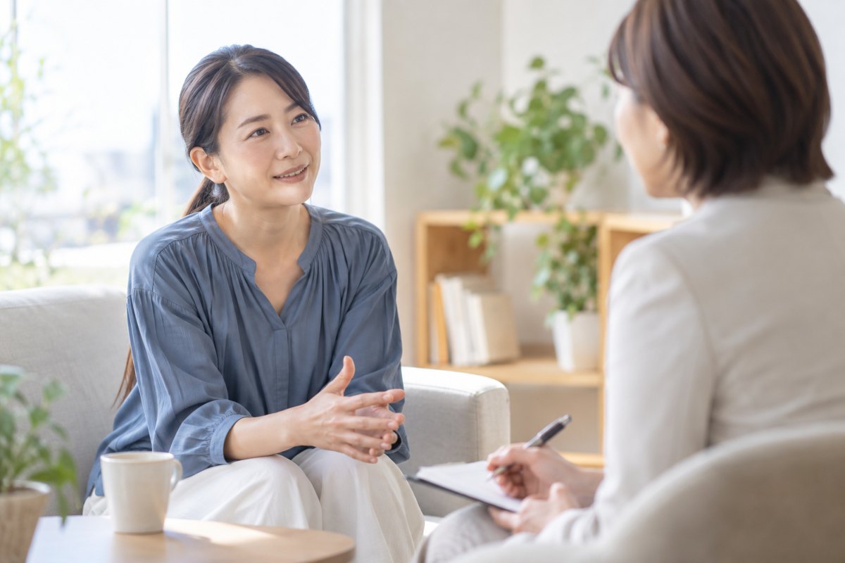 相談相手に気持ちを話す女性