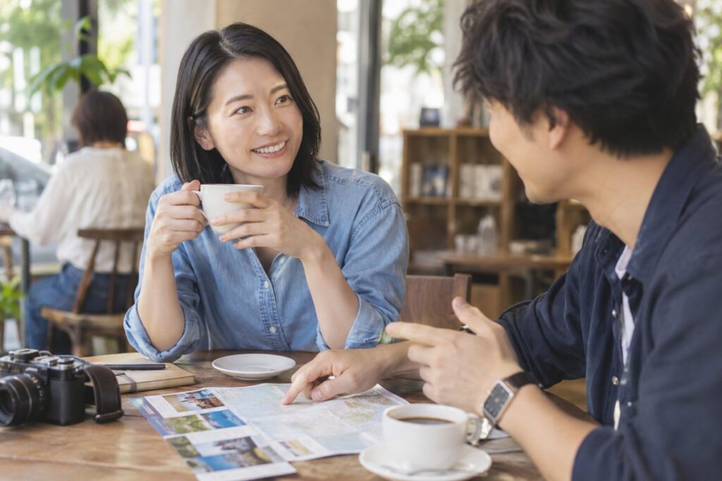 男性から予定を聞かれる女性