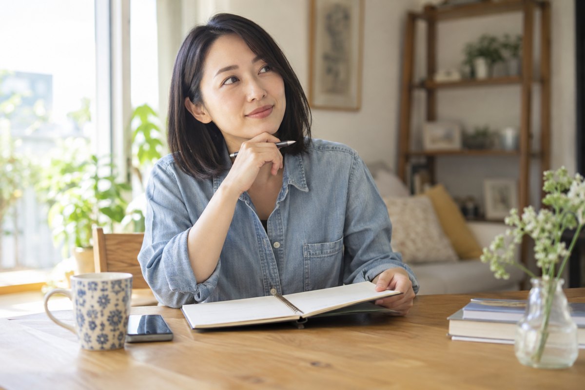 質問の後の会話を振り返る女性