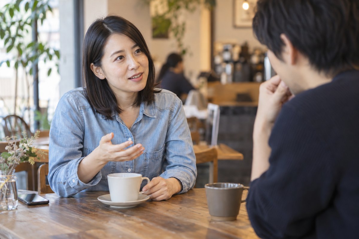 予定の意図を男性に確認する女性
