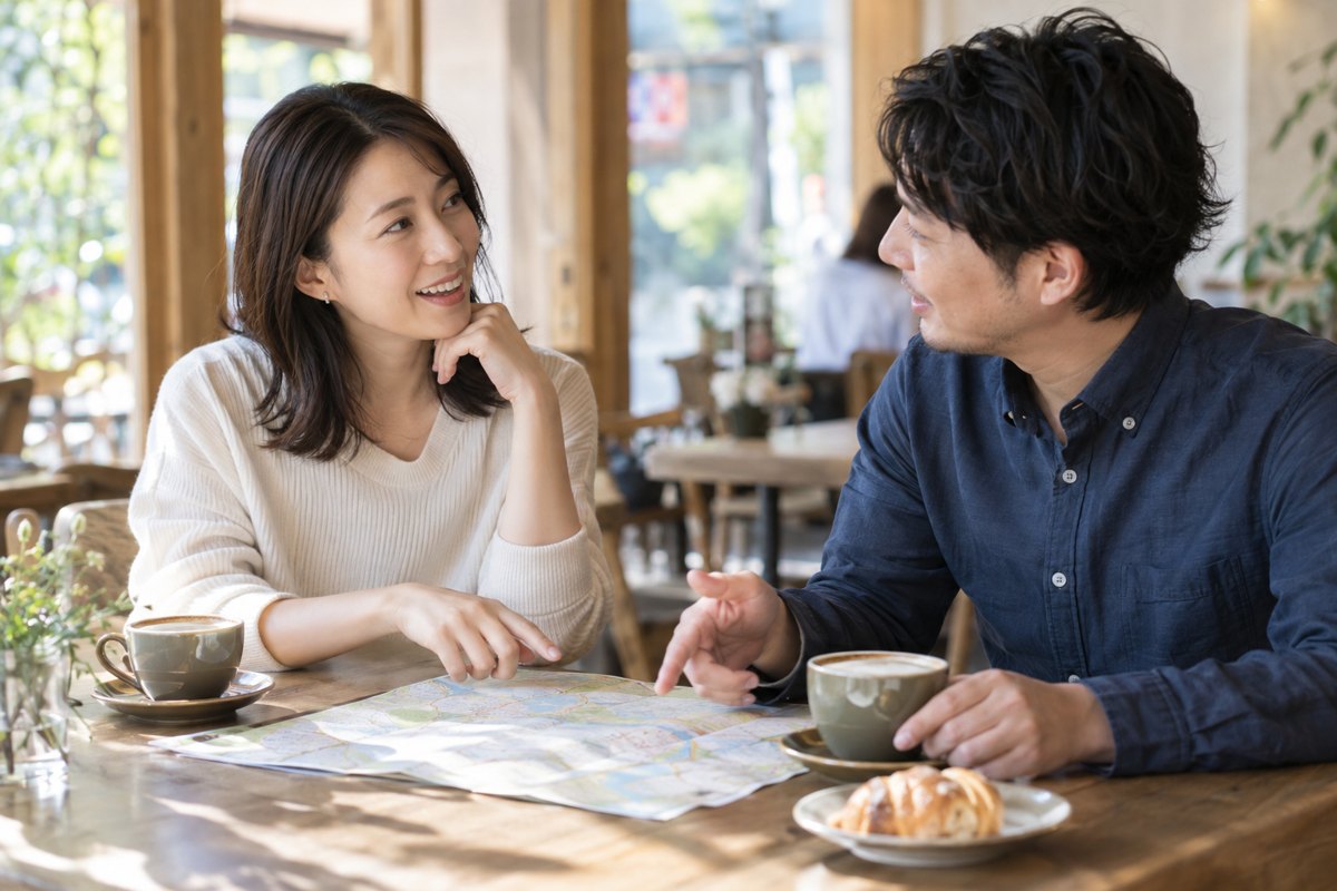 男性と外出の予定を話し合う女性