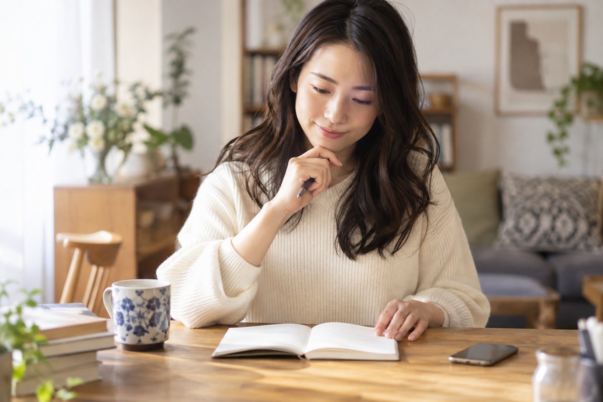 会話の受け取り方をノートで振り返る女性