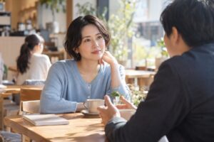 カフェで男性と恋愛の話をする女性