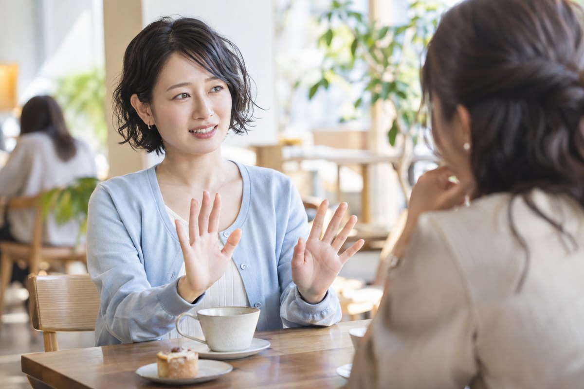 男性へ話したくないことを伝える女性