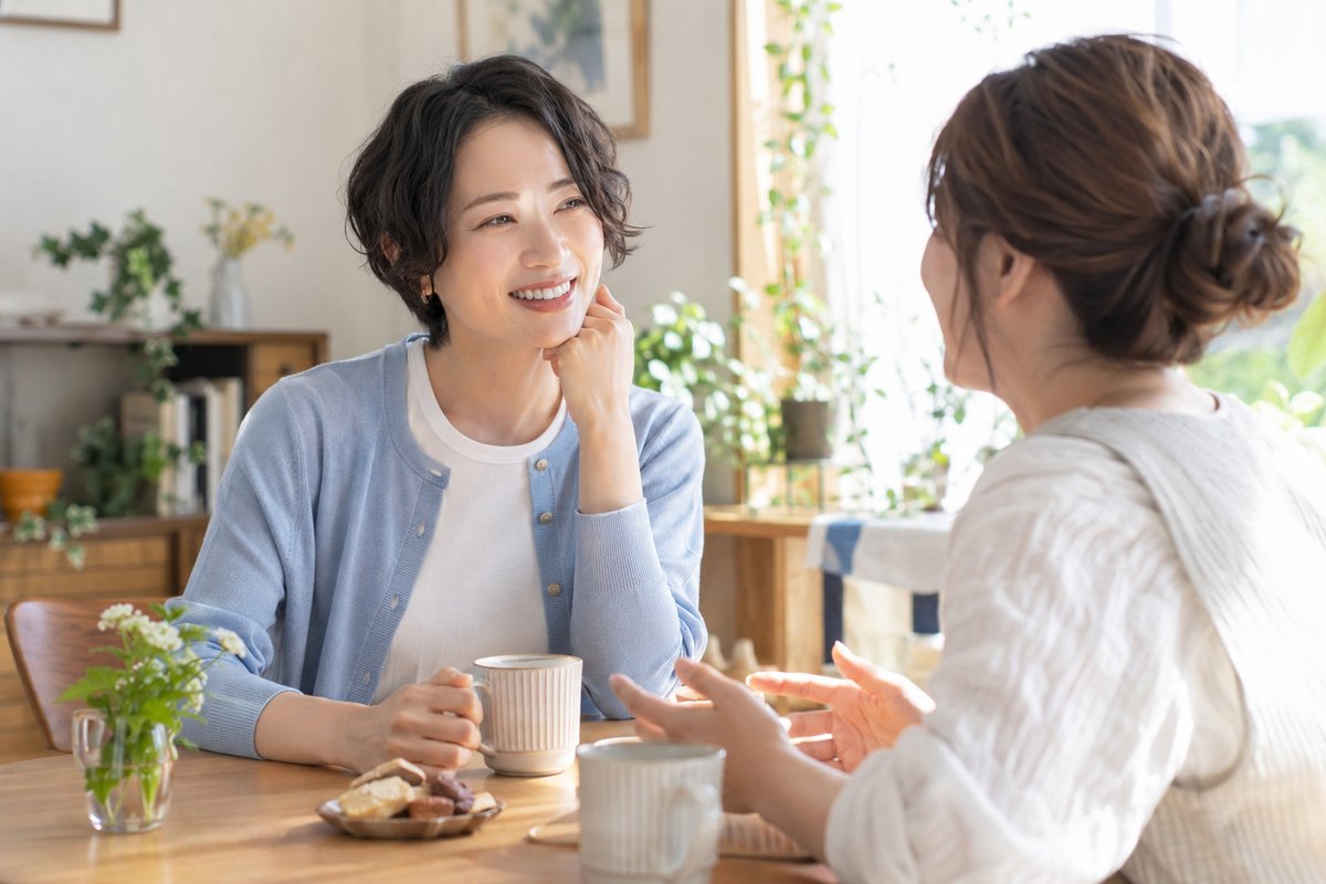 友人に気持ちを相談する女性