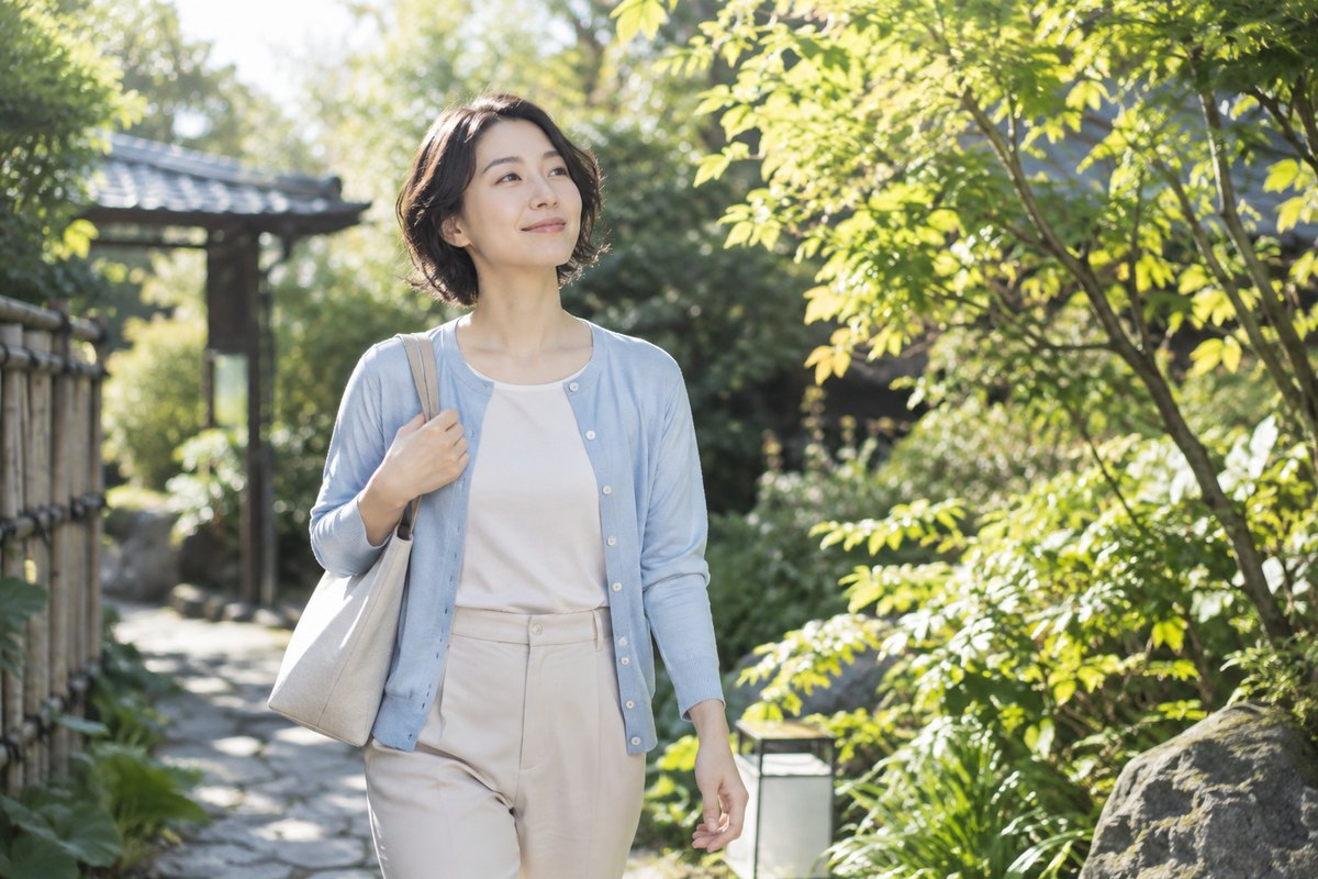 庭を歩きながら自分の時間を過ごす女性