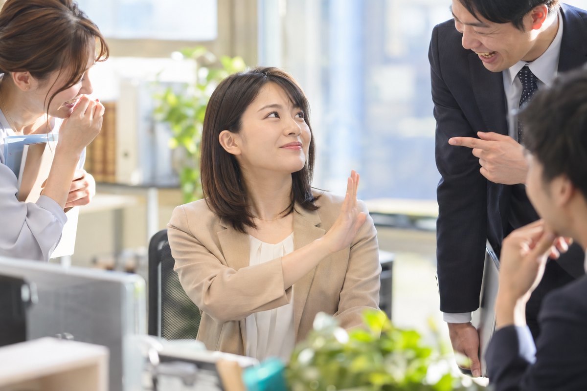 同僚へ冷やかしをやめてほしいと伝える女性
