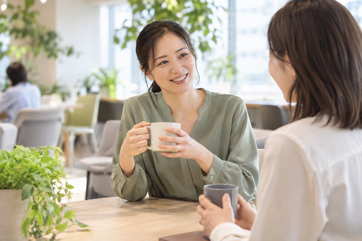 休憩中に同僚と気持ちを話す女性