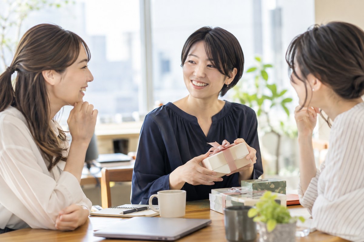 同僚と部署の送別の品を相談する女性