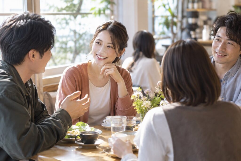 カフェで男性の友人たちと交流する女性