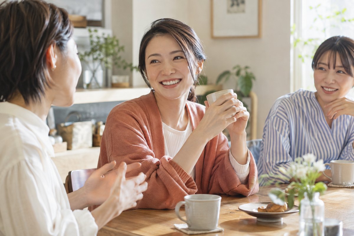 友人たちと自然な会話を楽しむ女性