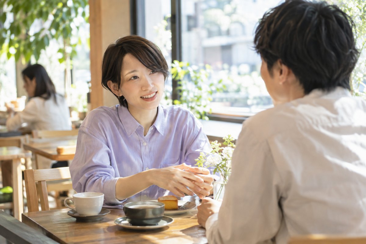 カフェで男性と落ち着いて話す女性