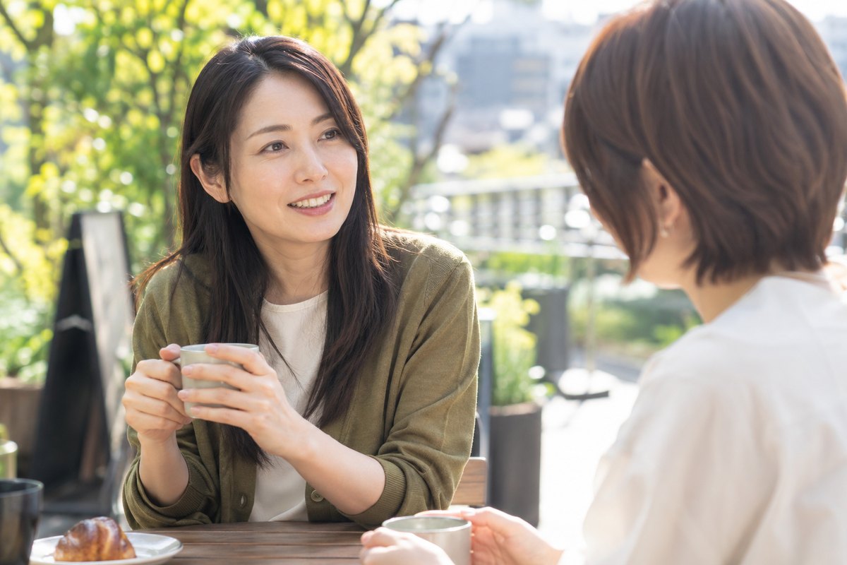 友人へ信じたい気持ちと不安を話す女性