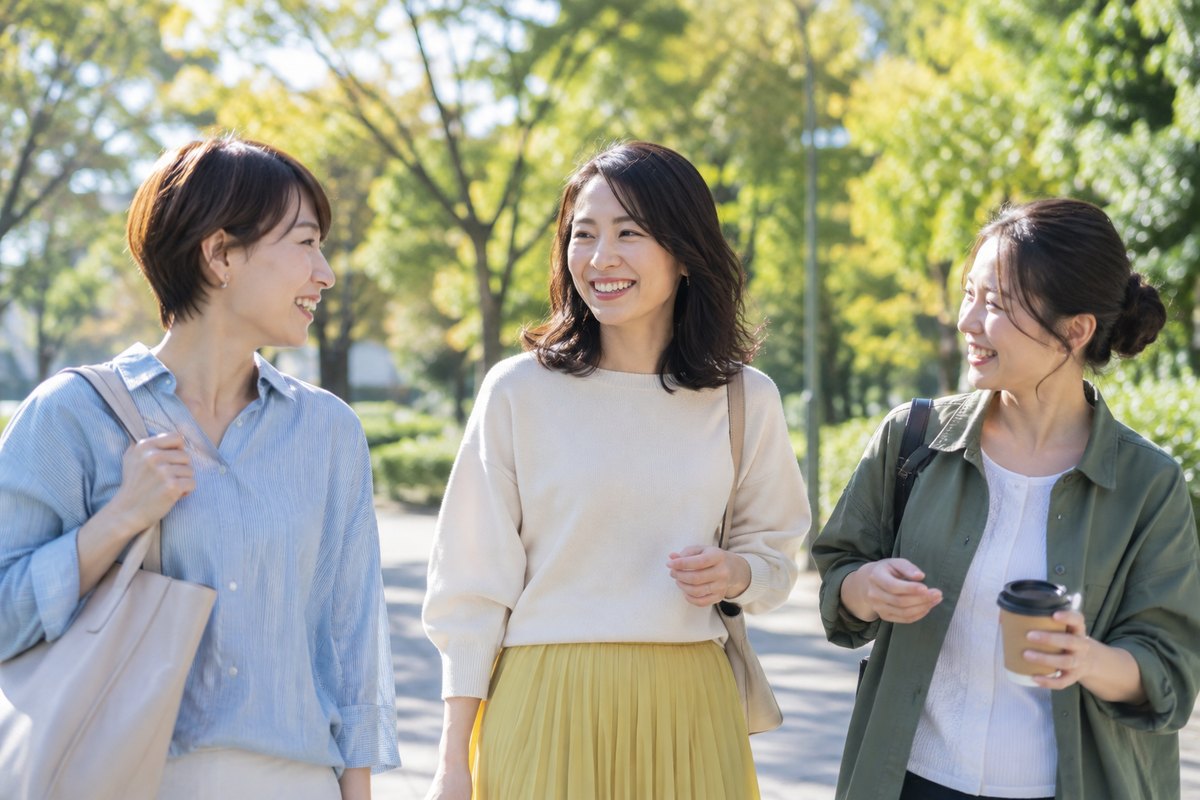 共通の友人たちと外を歩く女性