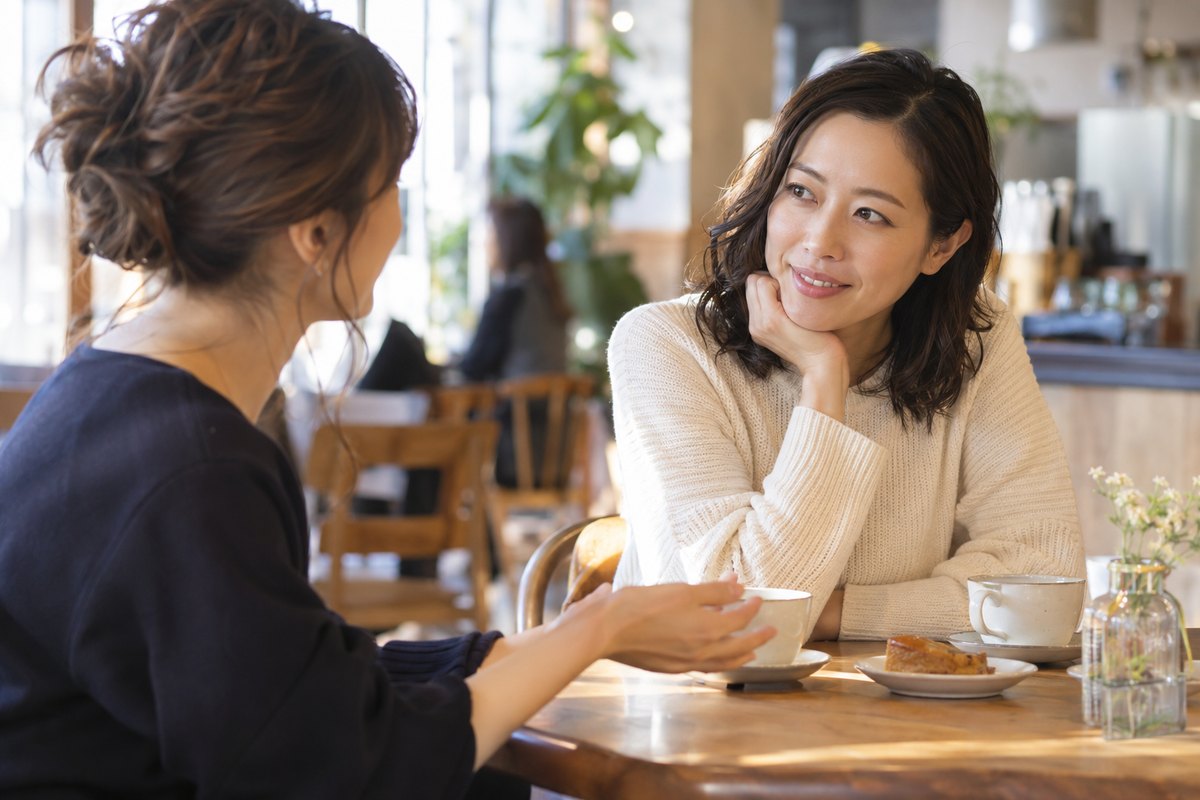 友人に距離を置く気持ちを相談する女性