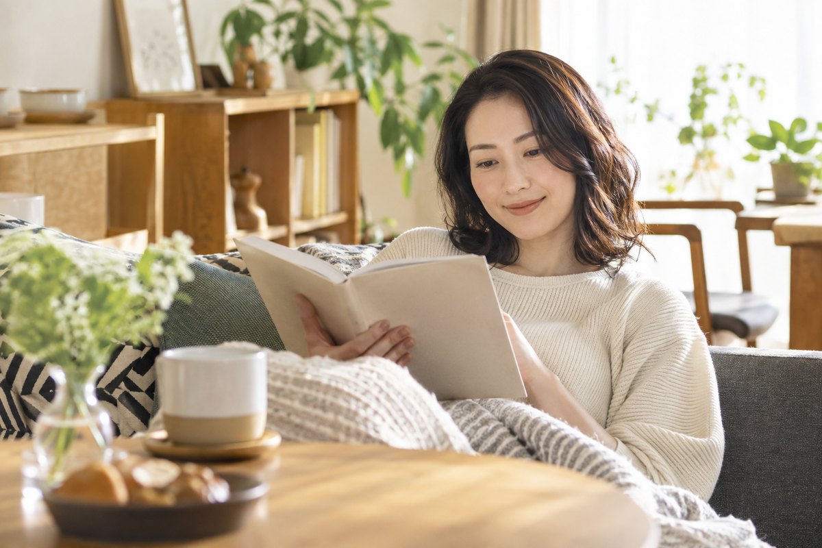 自宅で読書して自分の時間を過ごす女性