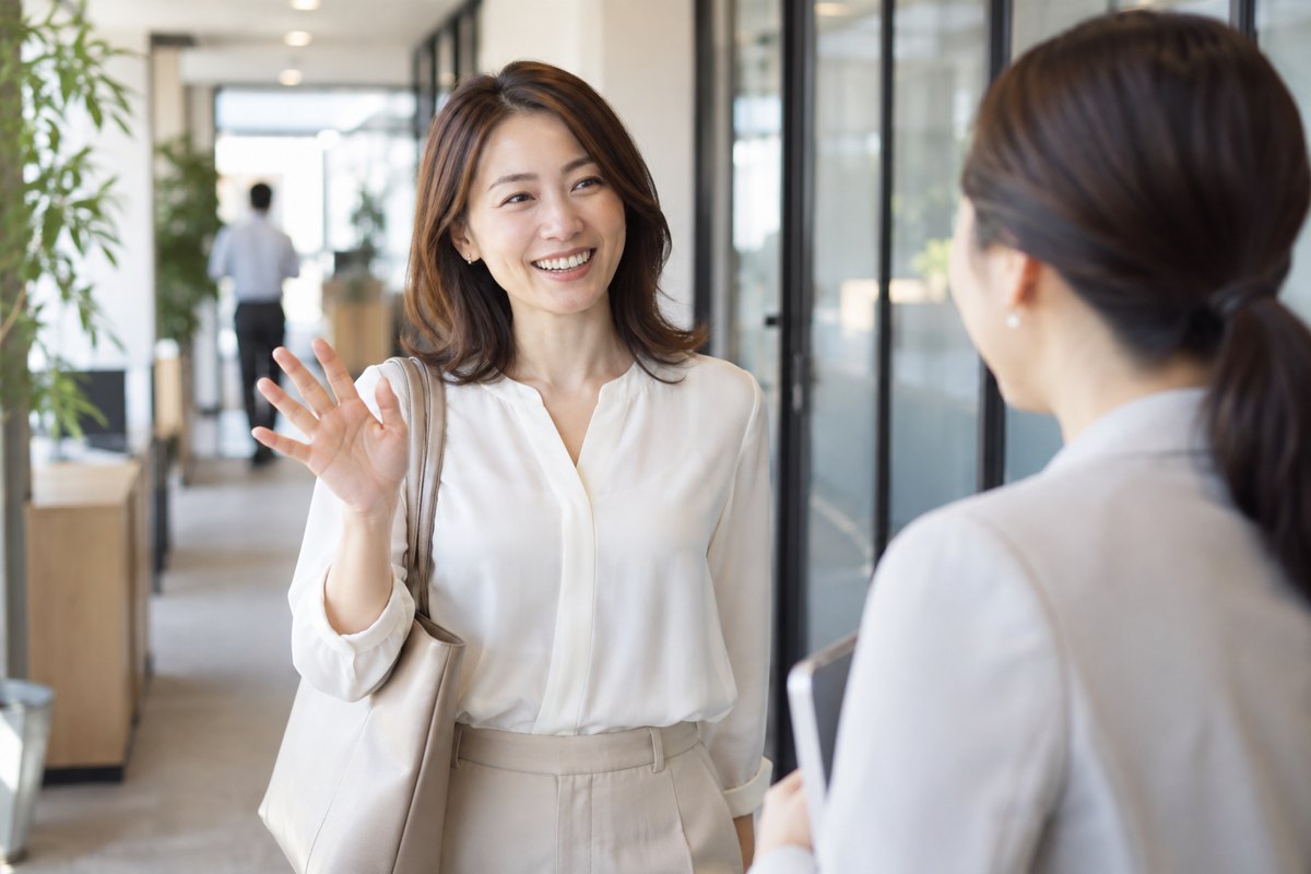 職場で自然に挨拶する女性