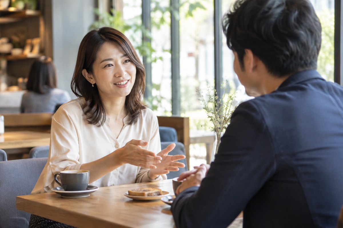男性と昼間の待ち合わせを相談する女性