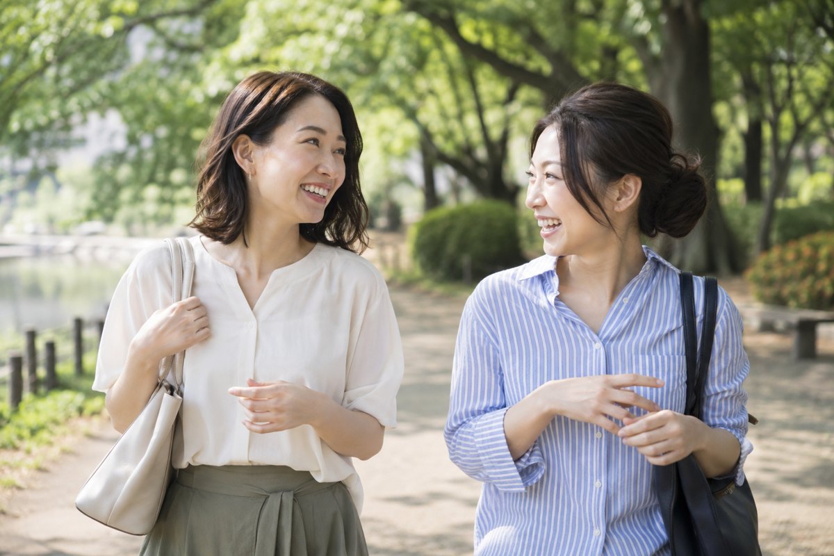 友人と公園を歩く女性
