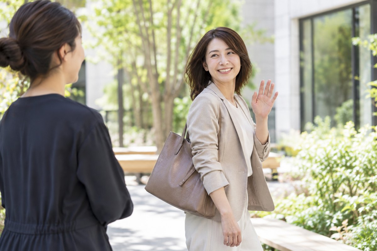 相談を終えて屋外へ歩き出す女性